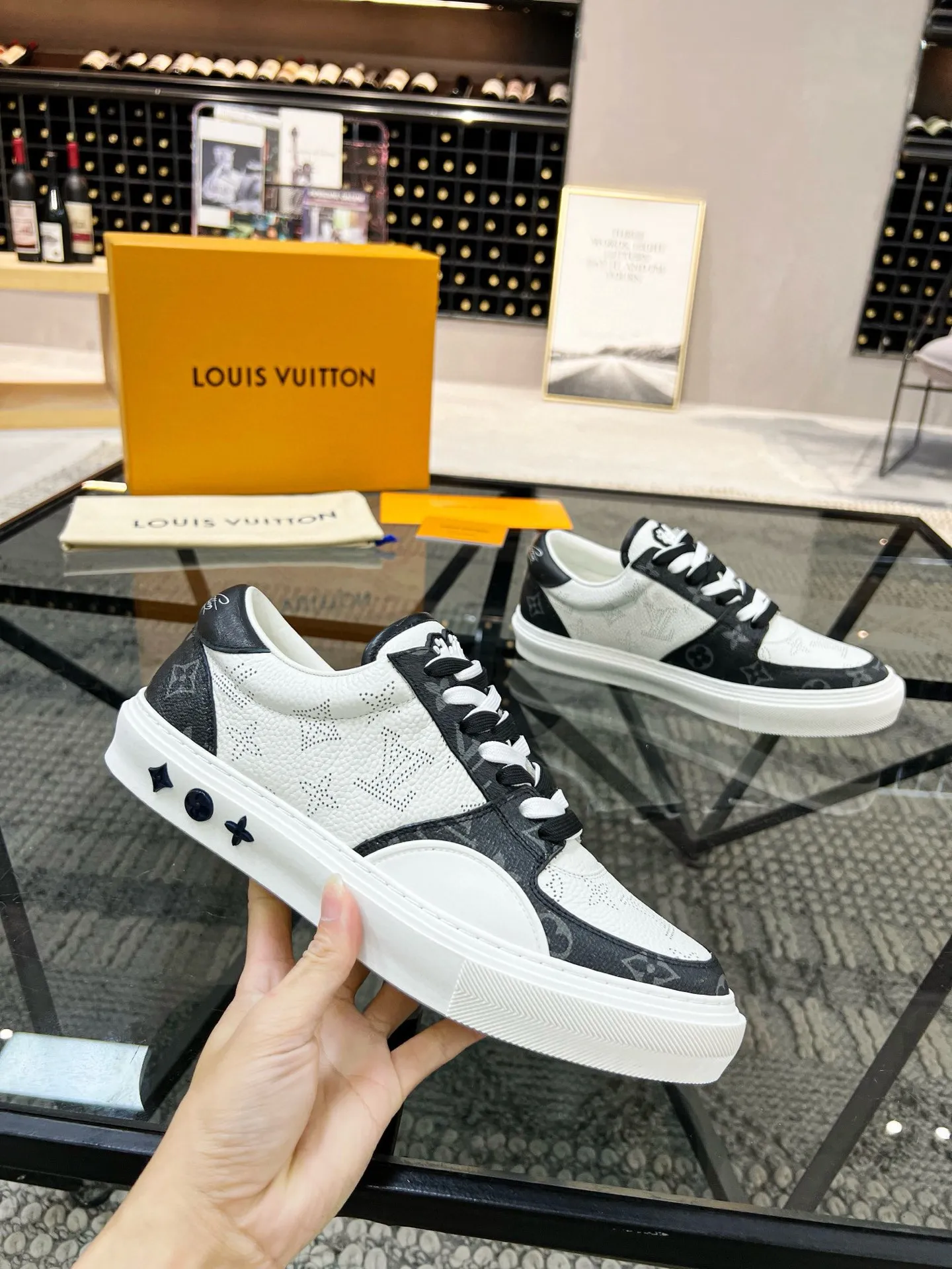 Factory price: 438💰LV top purchasing agent 🇮🇹 Lu Street Male God’s popular casual sneakers counter synchronized, uppers imported from Italy cowhide fabrics, colorful and complex handicrafts, imported water-dyed cowhide lining cowhide foot pads Soles: original soles specially provided by the factory, TPU exclusive movable molded soles super comfortable, original factory single goods, 🔍🔍high quality, you can enter and exit the counter at will, welcome to compare, code number 38-44 (45 can be ordered)